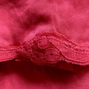 VINTAGE WARNER'S MAGENTA LACE HALF SLIP M